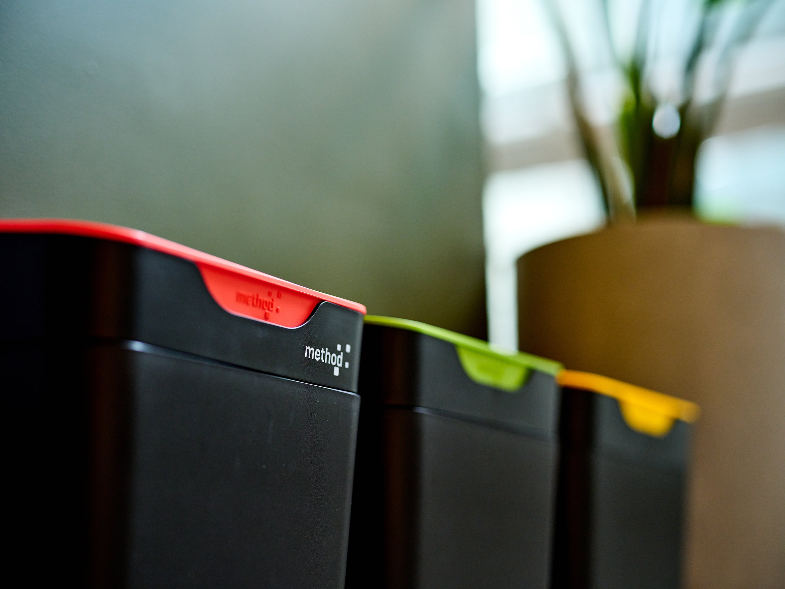 Method 20L bin with integrated handle showing compact design and clean aesthetic